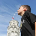 kids-poses-leaning-tower-of pis-holiday-photography