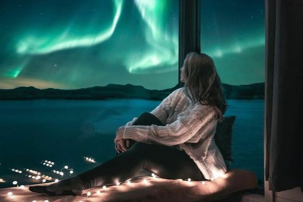 northern-lights-girl-solo-travel-photography