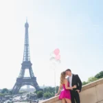 couple-pose-eiffel-tower-photography