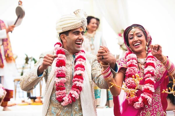 LAUGHTER BRIDE GROOM DANCE