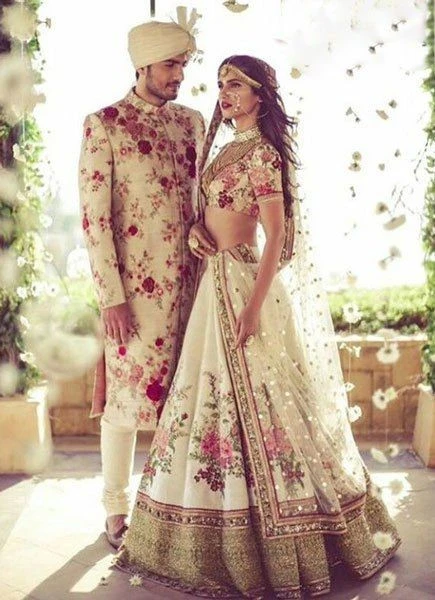 COUPLE POSE IN INDIAN ATTIRE FOR WEDDING