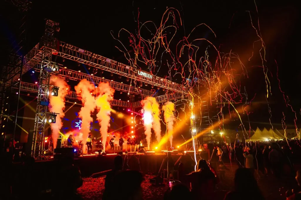 fireworks, confettis,stage,crowd,yellow lights