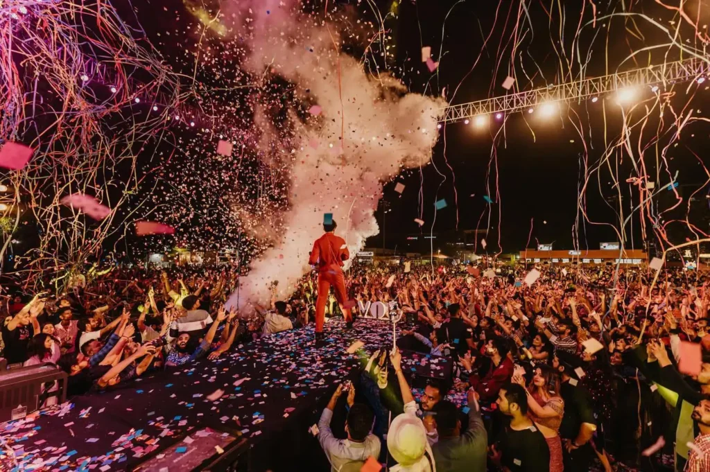 confettis, crowd,cheer,stage,singer,lights