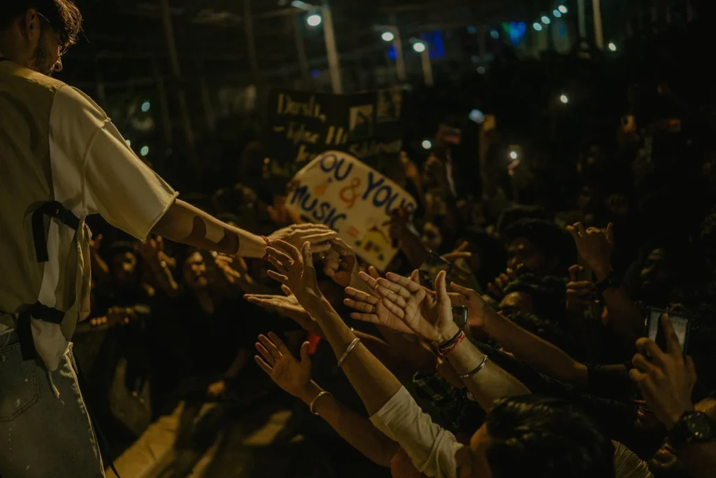 fan interaction,crowd,stage