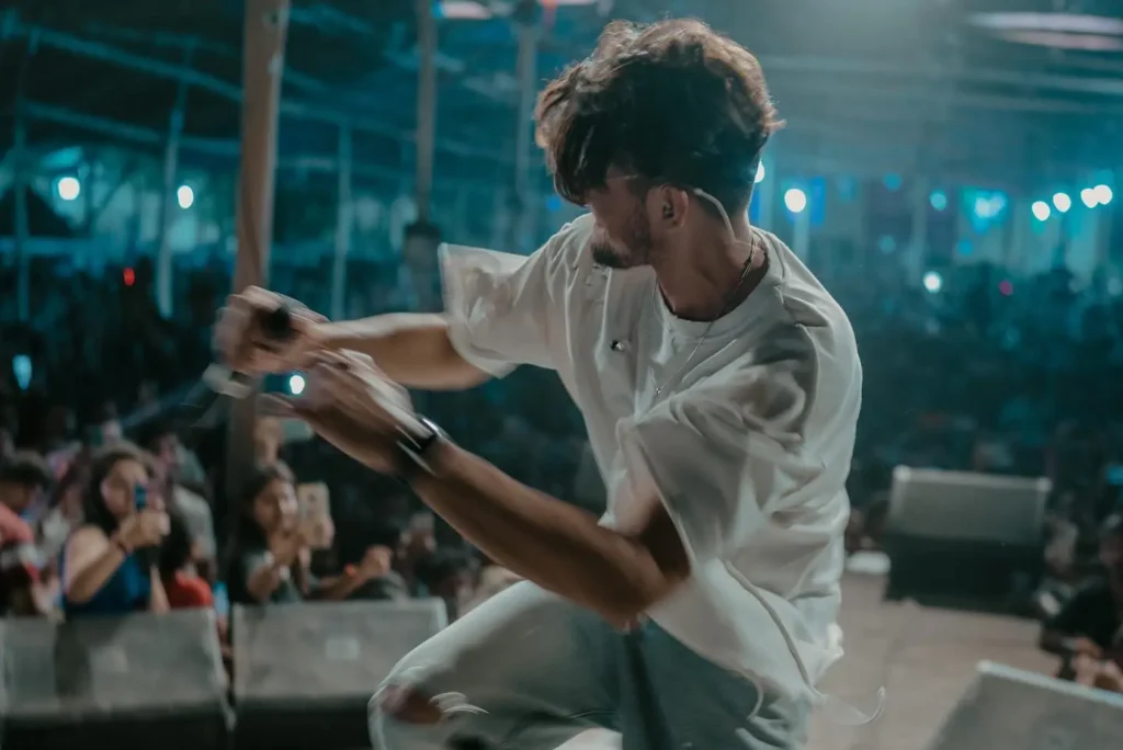 singer enjoing himself