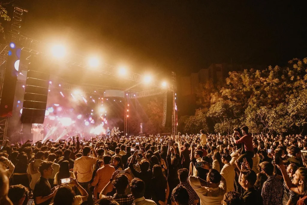 SINGER WITHIN THE SROWD, LIGHTS STAGE MUSIC