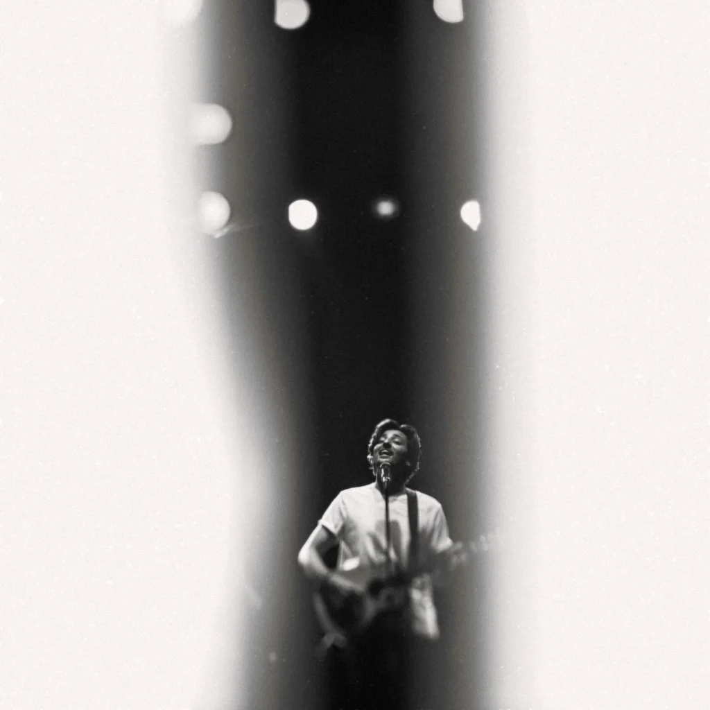 LIGHT OVER SINGER, GUITAR ,MIC