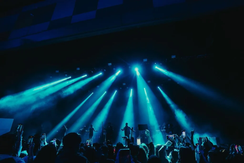 BLUE RAYS, STAGE,DINGER MIC,MUSIC,CROWD